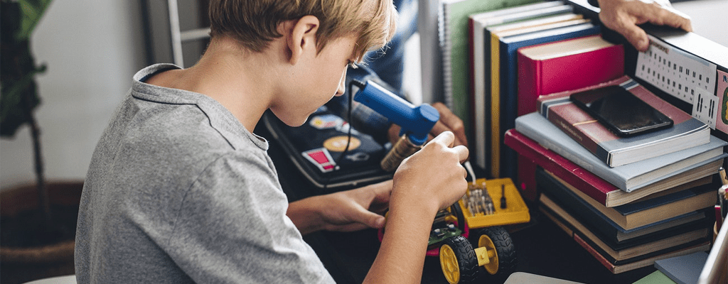 child building a car prototype with the help of multiple intelligence