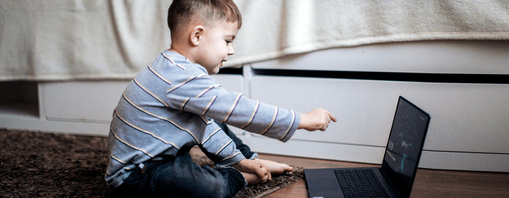 child utilizing online resources